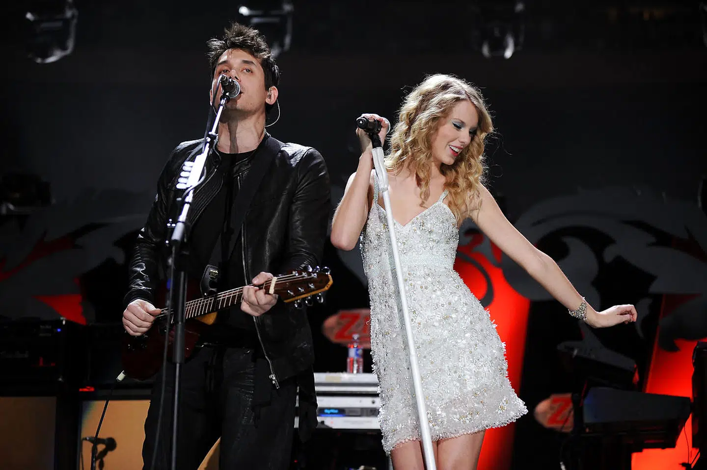 John Mayer og Taylor Swift datede fra november 2009 til februar 2010. De havde forinden lavet sangen 'Half of my Heart' sammen. Her ses de i december 2009.