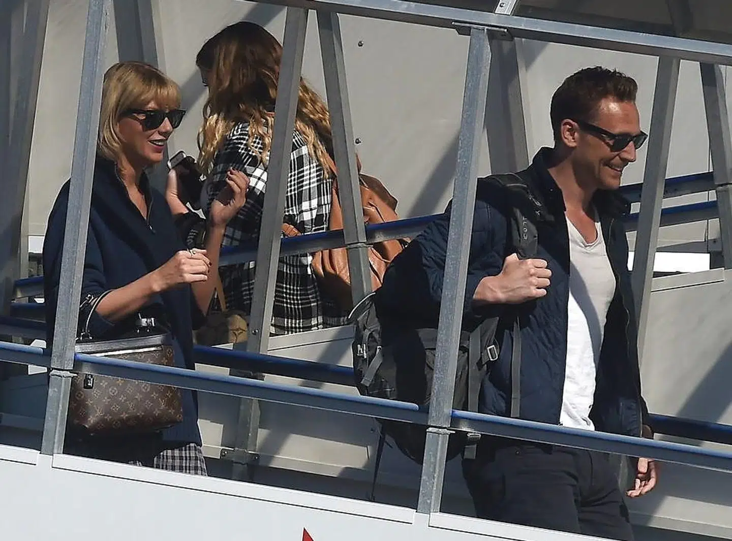 Fra marts 2015 til juni 2016 var Taylor Swift i et forhold med producer Calvin Harris. Samme måned, som de gik fra hinanden, indledte hun et meget offentligt forhold til skuespilleren Tom Hiddleston (på billedet), som dog kun varede tre måneder.