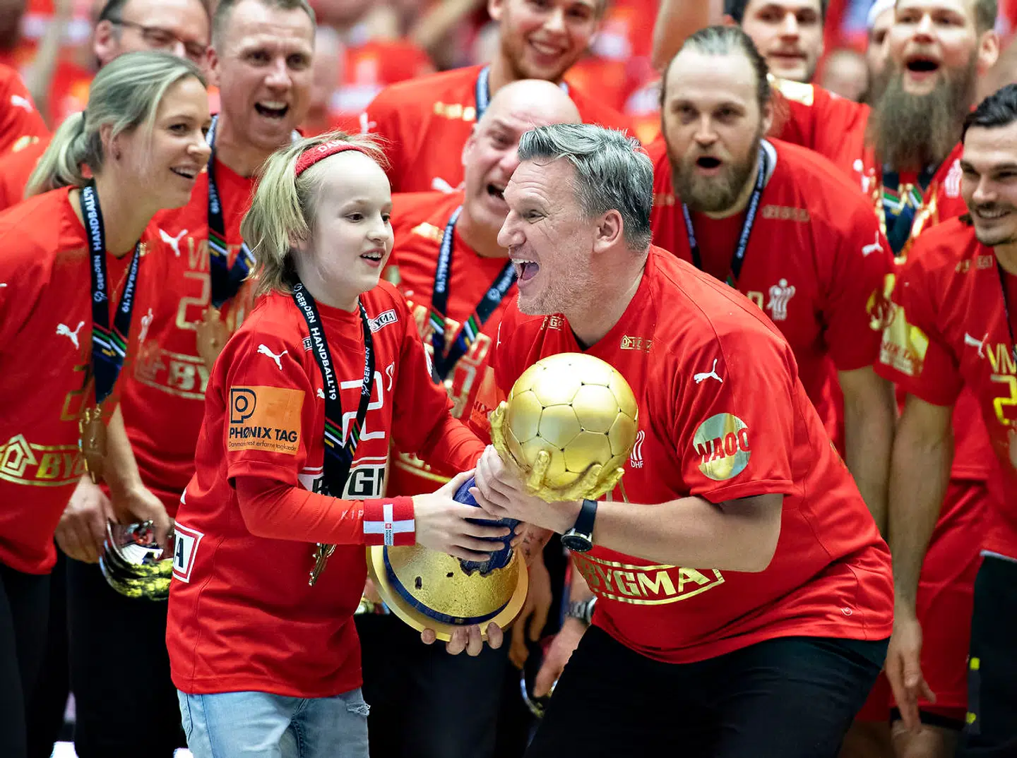 Nikolaj Jacobsen hæver VM-trofæet sammen med sin søn, Linus, i 2019.