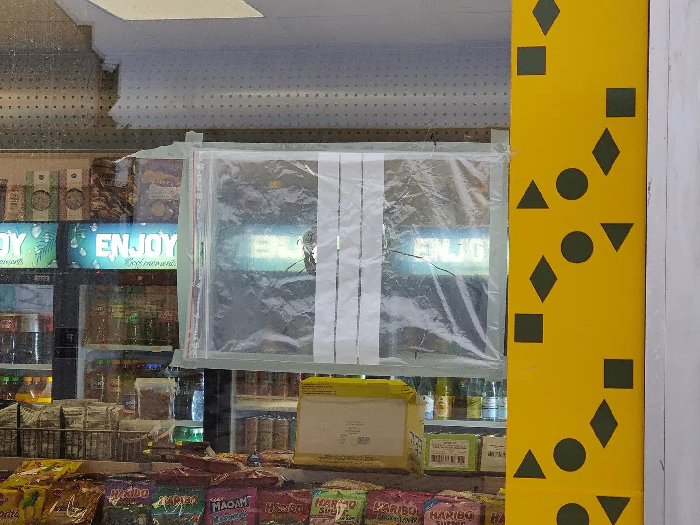 Skudhullet i kiosken ved Frederiksborgvejs rude vidner om tirsdagens skyderi. Dagen efter var der indført visitationszone i området.