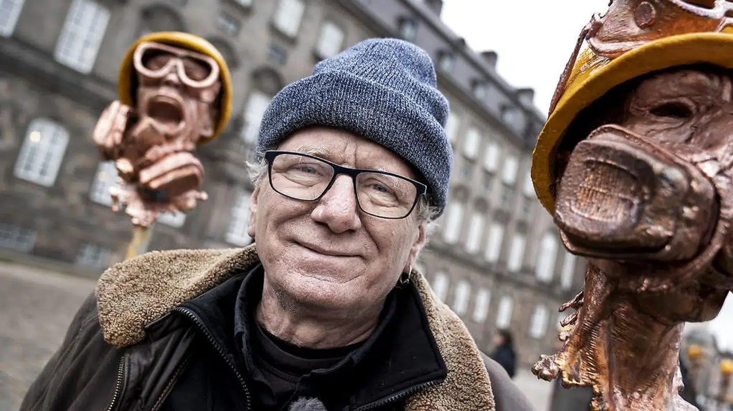 Kunstneren Jens Galschiøt med en af sine skulpturer, der stod på en plads foran Christiansborg. ARKIV