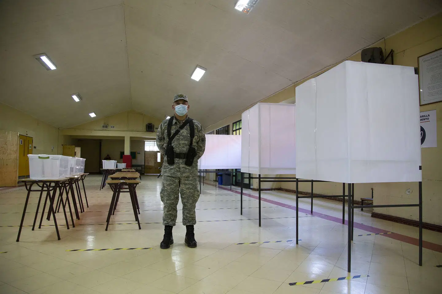 Syv kandidater konkurrerer om at blive Chiles næste præsident. Landet går til valg søndag. Billedet er fra et landets valgsteder. CLAUDIO REYES/AFP/Ritzau Scanpix