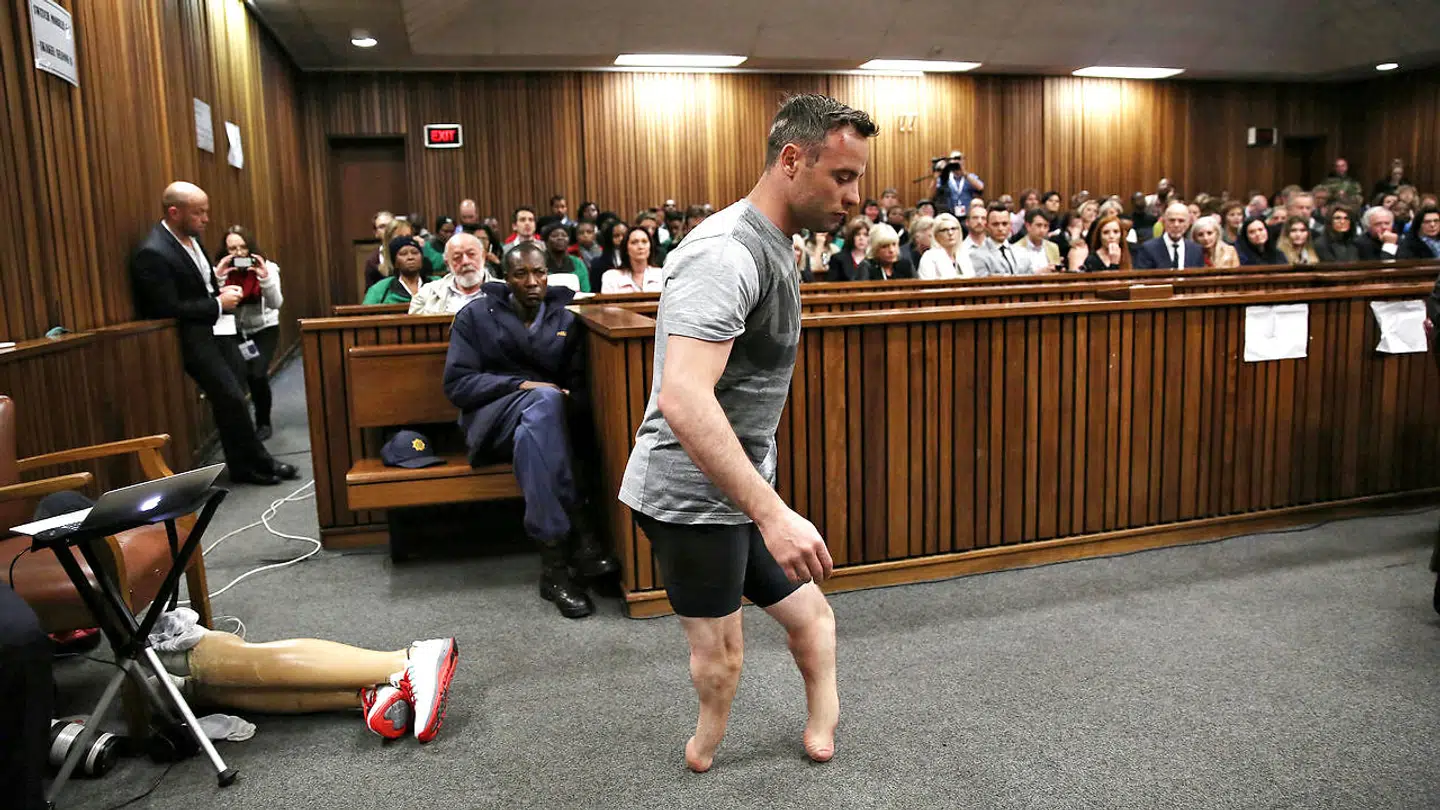 En del af Oscar Pistorius' forsvar i retten var at vise sin skrøbelighed uden benproteser.