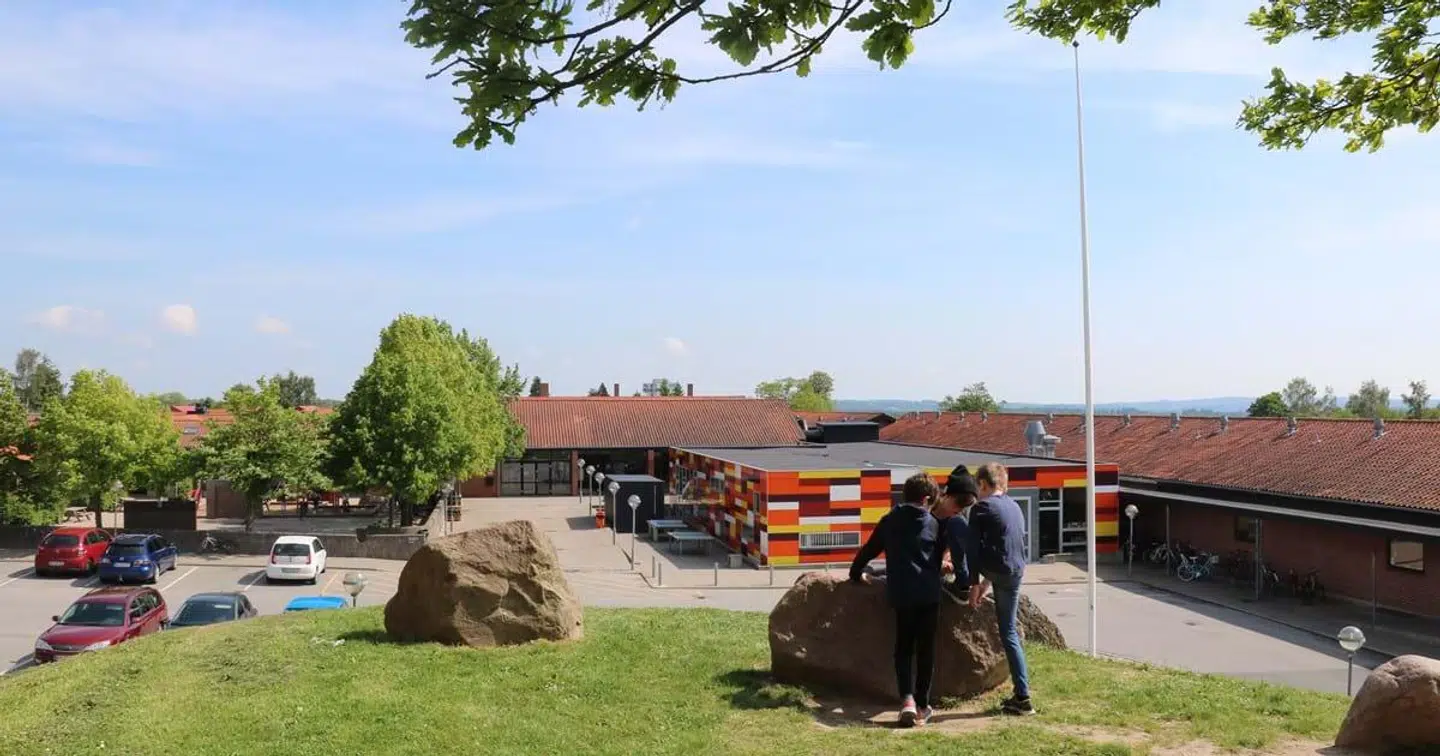 Smitten er spredt i 10 klasser, der primært fordeler sig på 0. årgang, mens få er smittede i 2. og 4. klasse.