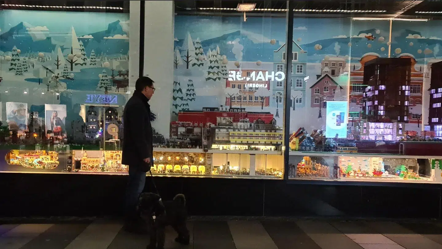 Den store udstilling kan ses fra gågaden i Aarhus.