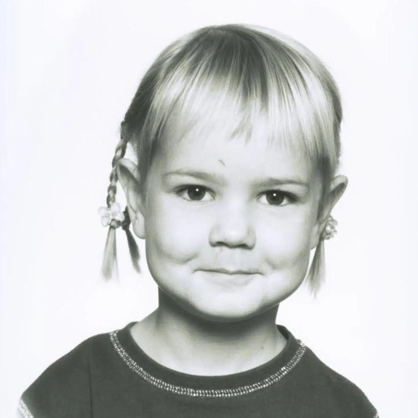 Cecilie Bau laver i dag podcast, er knyttet til Psykiatrifonden samt skaber af en oplysningsvideo. Alt sammen for at sætte fokus på pårørende til psykisk sygdom. Her er et billede af Cecilie Bau, da hun gik i skole.