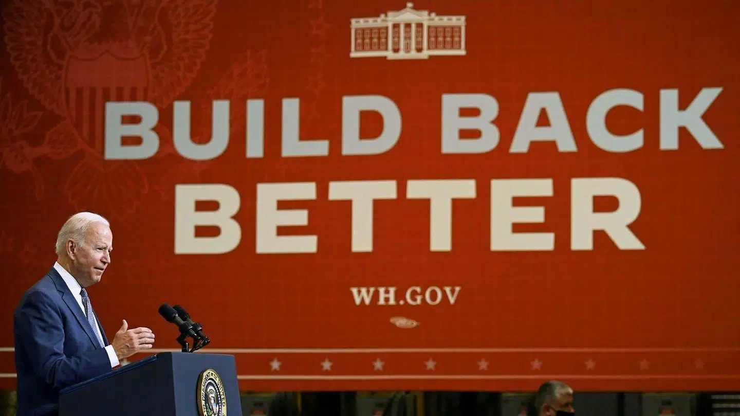 Joe Biden foran et Build Back Better-skilt.
