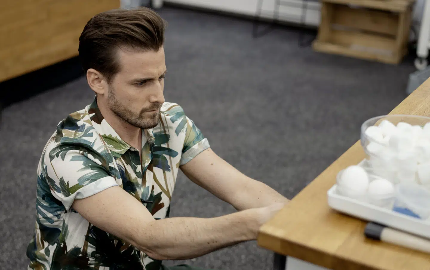 Frederik Haun er deltager i 'Den store bagedyst', og i lørdagens semifinale kommer han frisk fra et glace-kursus.