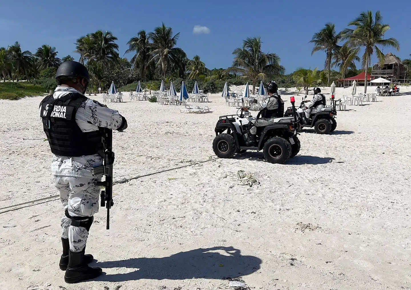 Der er allerede indsat svært bevæbnede styrker på stranden i Tulum for at passe på turisterne.