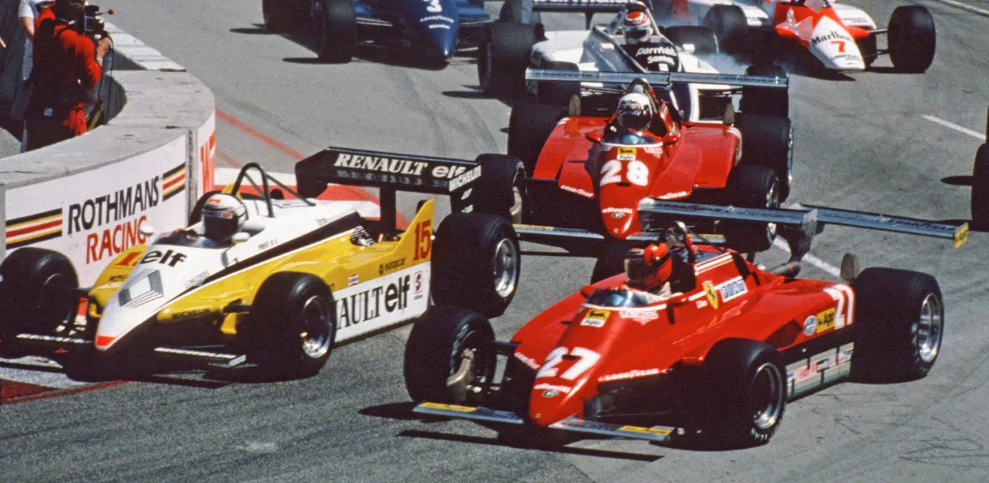 De røde Ferrari-biler stillede op i USAs Grand Prix West 1982 med 'dobbelte' bagvinger, der efterfølgende blev kendt ulovlige.