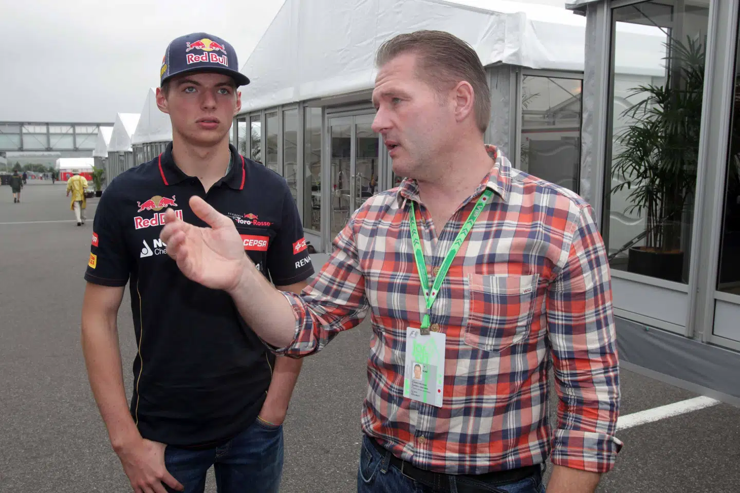 Max Verstappens far (t.h.) blev forbrændt i ansigtet, da hans Benetton under Tysklands Grand Prix 1984 blev omdannet til et kæmpe benzinbål.