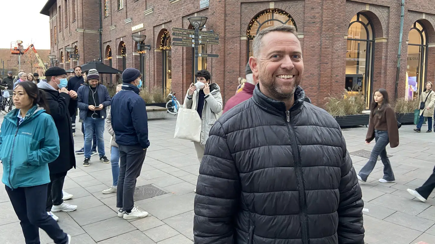 Per Sørensen stod i kø til en coronatest ud fra et forsigtighedsprincip. Smitten i Odense har nemlig bevæget sig over et niveau, der gør, at nye tiltag er blevet taget i brug. Foto: Amanda Kieler Andersen.