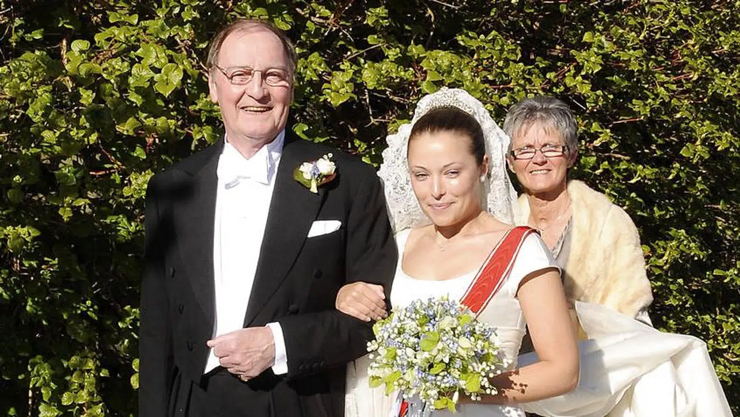 Louise Iuel Albinus ses her i 2009 på sin bryllupsdag med sin nu afdøde far, Niels Iuel-Borckdorff.