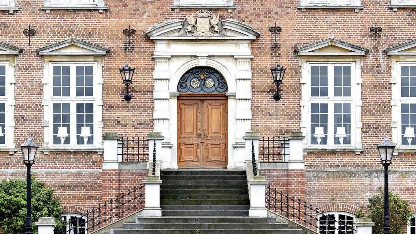 Mange danske rigmænd og -kvinder er interesserede i Valdemars Slot.