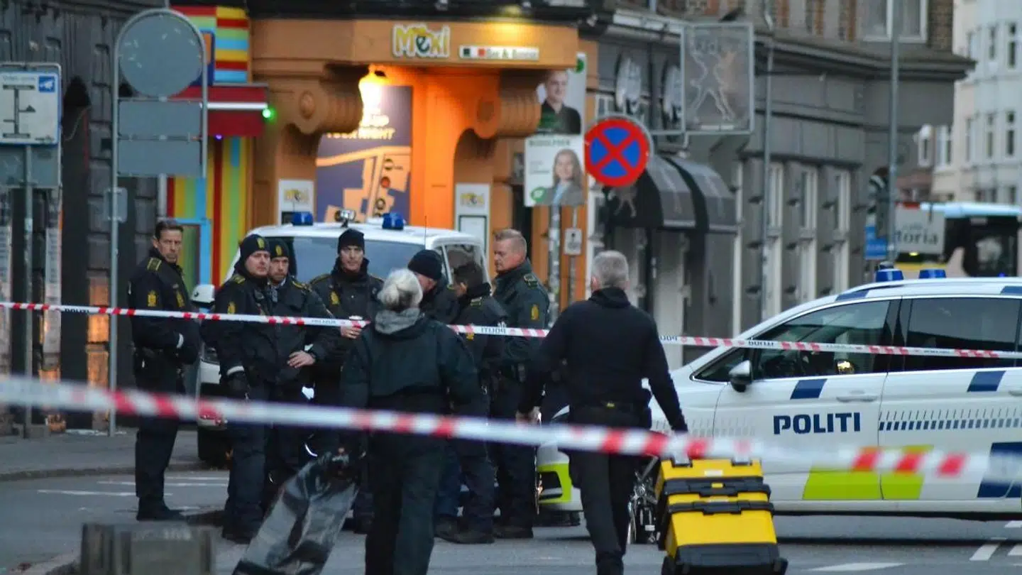 Politiet var massivt til stede med flere patruljer efter knivoverfaldet.