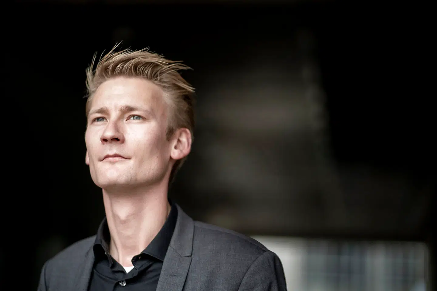 Peter Kofod. Medlem af Europa Parlamentet for Dansk Folkeparti. Fotograferet i EU Parlamentet, i Bruxelles. Han ville egentligt ikke derned, og slet ikke alene. Nu skal han bruge de næste fem år på at bekæmpe systemet indefra, og på at pendle mellem Haderslev, København, Bruxelles og Strasbourg.