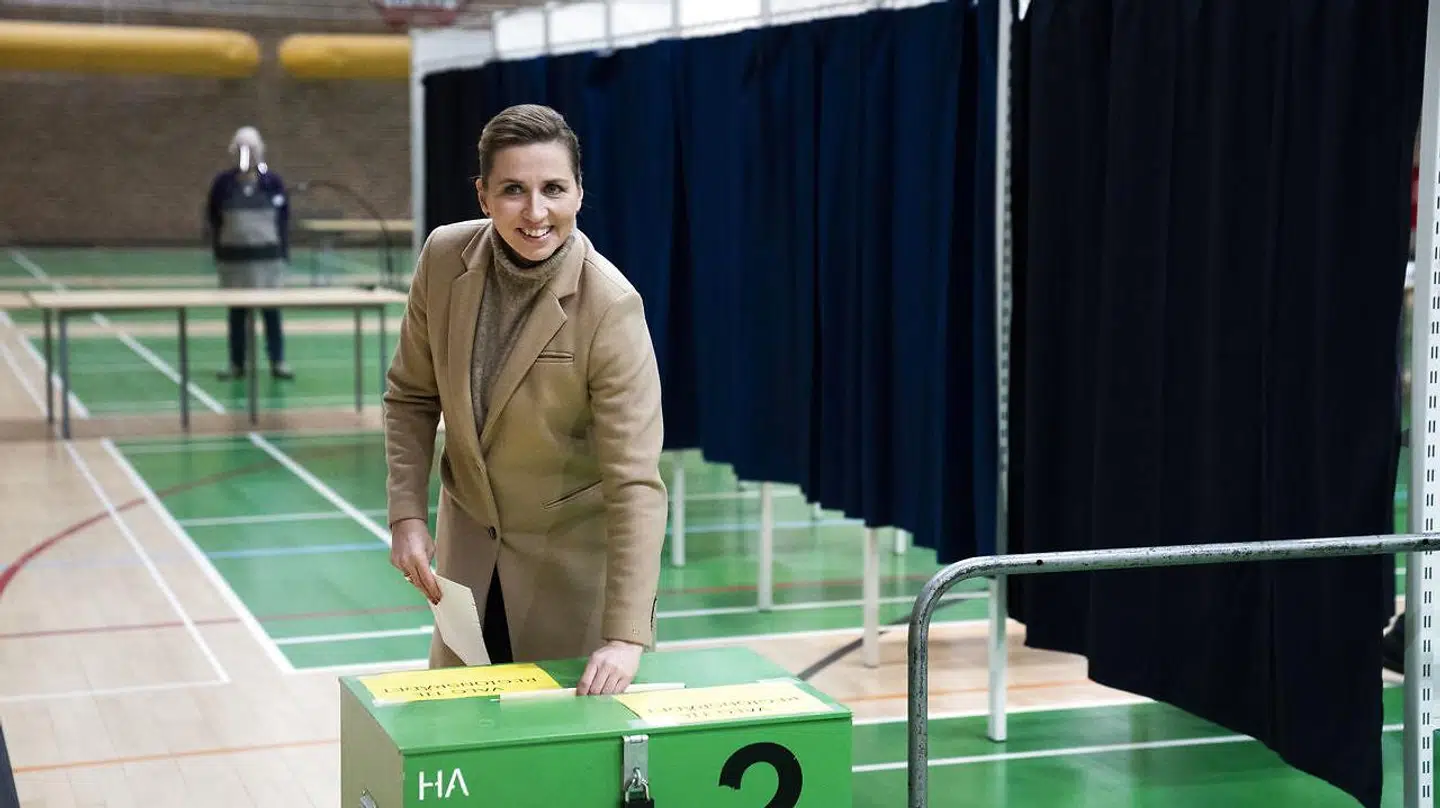 Statsminister Mette Frederiksen (S) stemmer til kommunalvalget i Hareskov tirsdag den 16. november 2021. Dagen efter indrømmede regeringen, at Mette Frederiksens slettede sms'er ikke kunne genskabes.