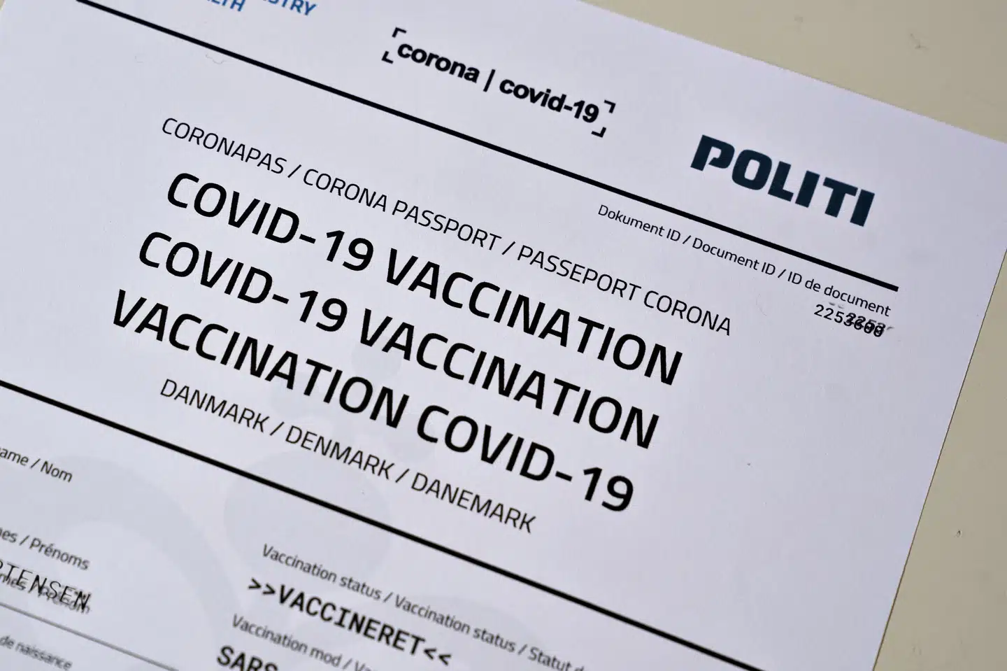 Spørgsmålet om en nedlukning for ikke-vaccinerede splitter befolkningen, viser en ny måling fra Voxmeter. 40 procent er enige i, at en nedlukning efter østrigsk model bør indføres, mens omkring 33 procent er uenige. Knap 20 procent er hverken enige eller uenige. (Arkivfoto). Henning Bagger/Ritzau Scanpix