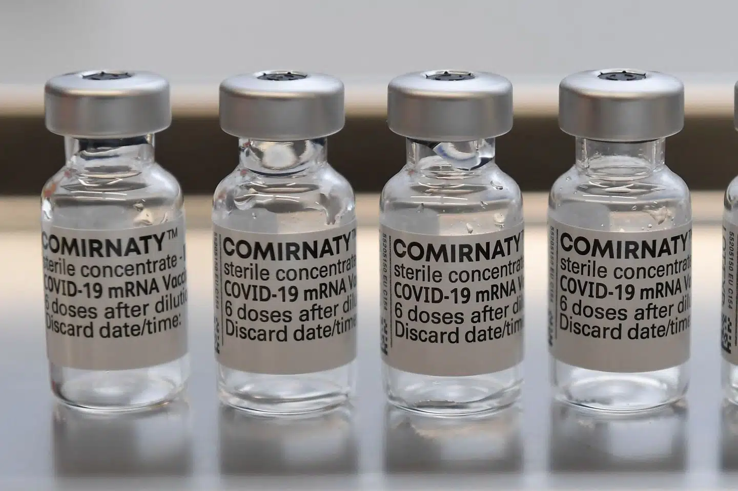 Pfizer-vaccinens beskyttelse mod indlæggelser er på 77 procent for folk over 65 år cirka et halvt år efter vaccinationstidspunktet. (Arkivfoto). Christof Stache/Ritzau Scanpix