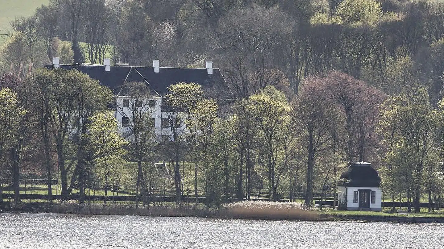 Vest for Aarhus ligger Constantinsborg, der er hjem for Bestseller-ejer Anders Holch Povlsen og hans familie.