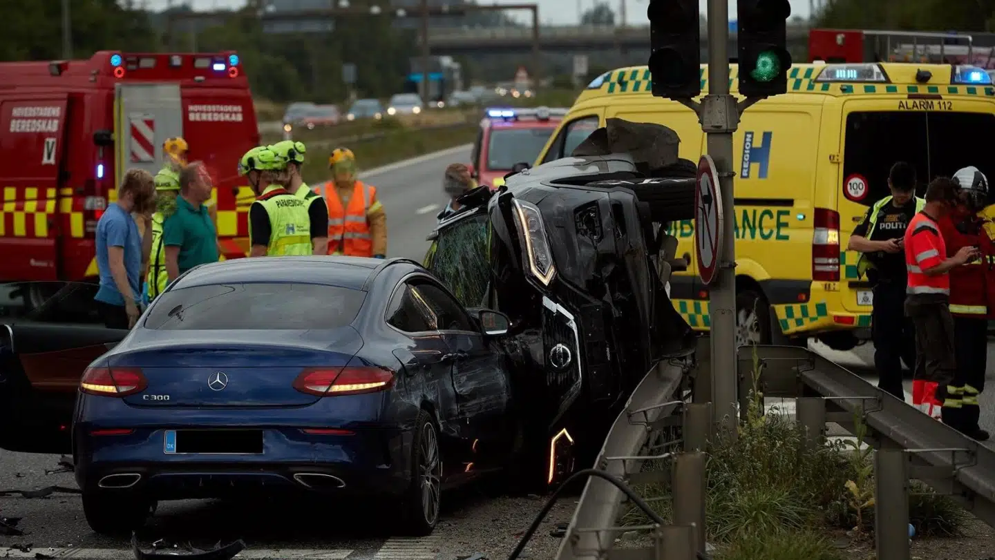 Nicki Billes blå Mercedes kørte onsdag aften ind i en anden bil.