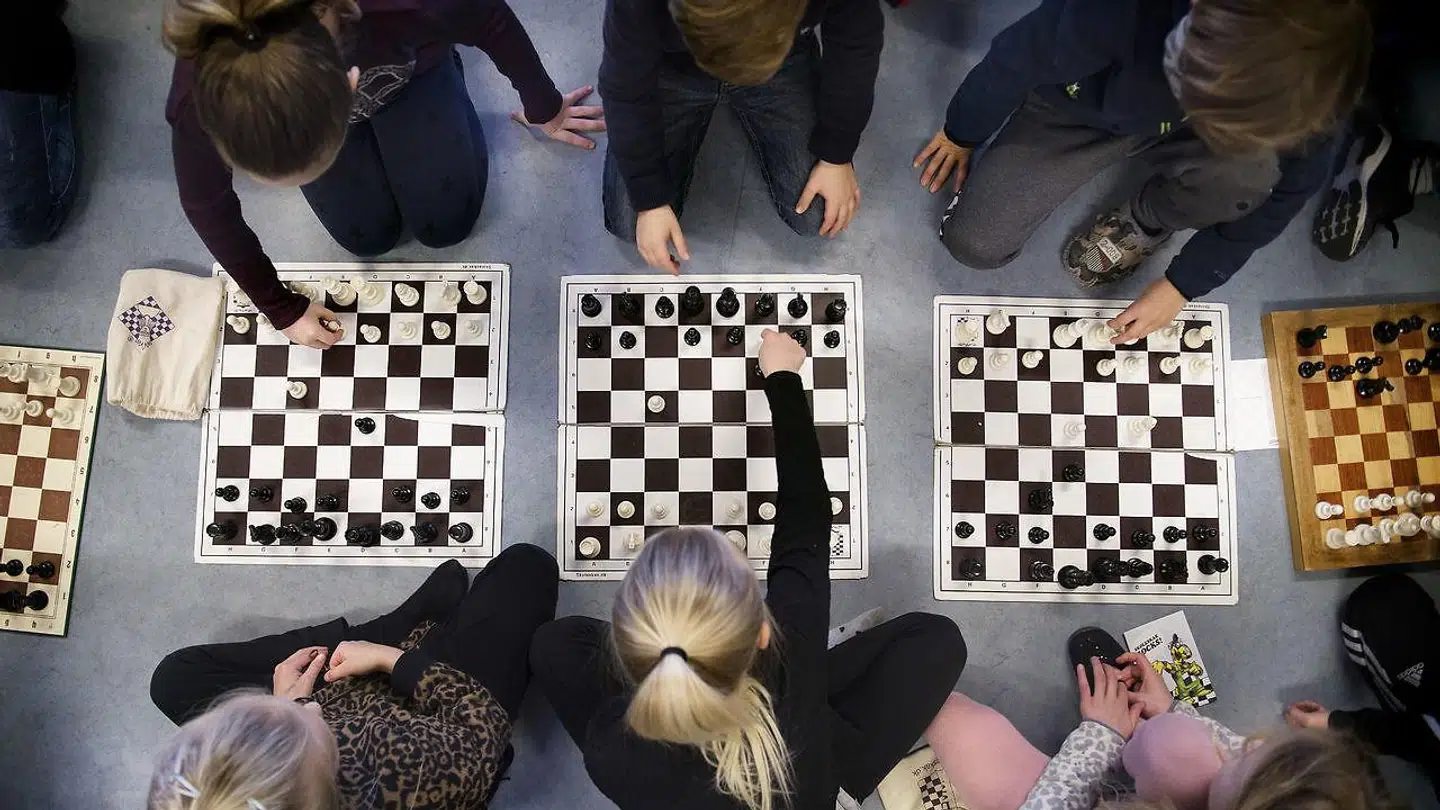 Arkivfoto fra Lindehøjskolen i Herlev. Her ses nogle elever i en 2. klasse spille skak under Skolernes Skakdag 2017. Nu er alle skolens elever i indskolingen dog sat skakmat af corona.
