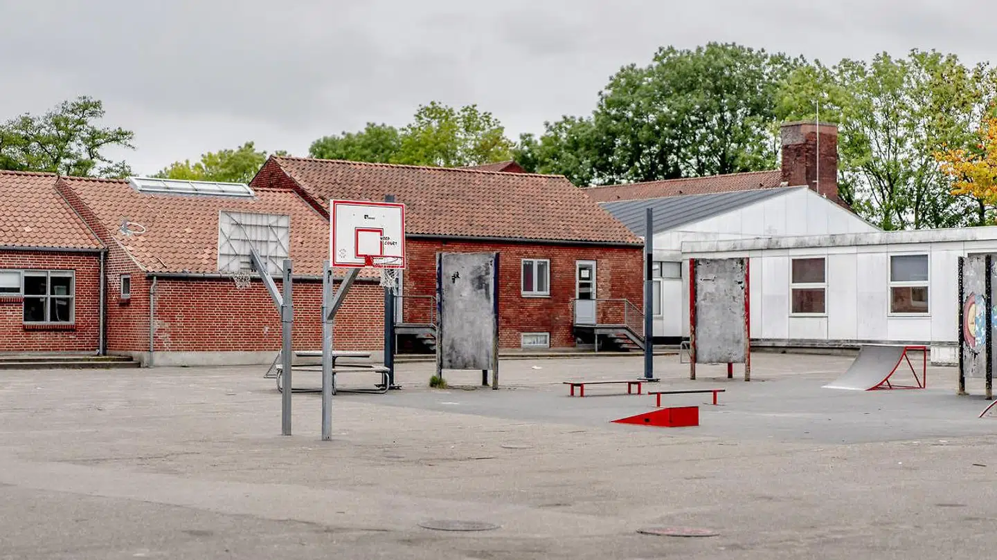 Der går 900 elever på Lindehøjskolen i Herlev. Skolen fik forleden påbud om at lukke for 0. til og med 5. klasse på grund af for høj smitte blandt eleverne.