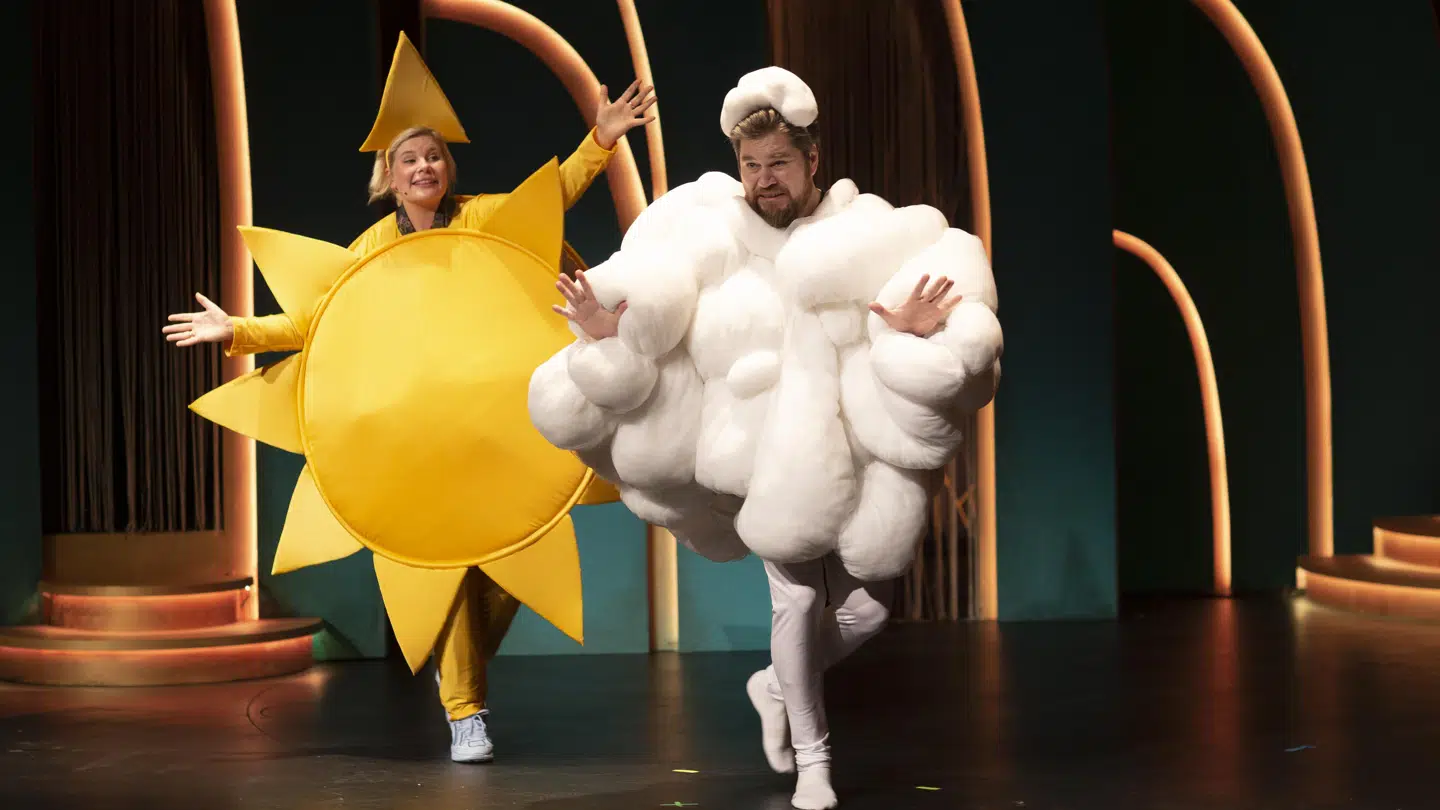 Sofie Linde og Rasmus Bjerg under et af de mange sangnumre i showet.