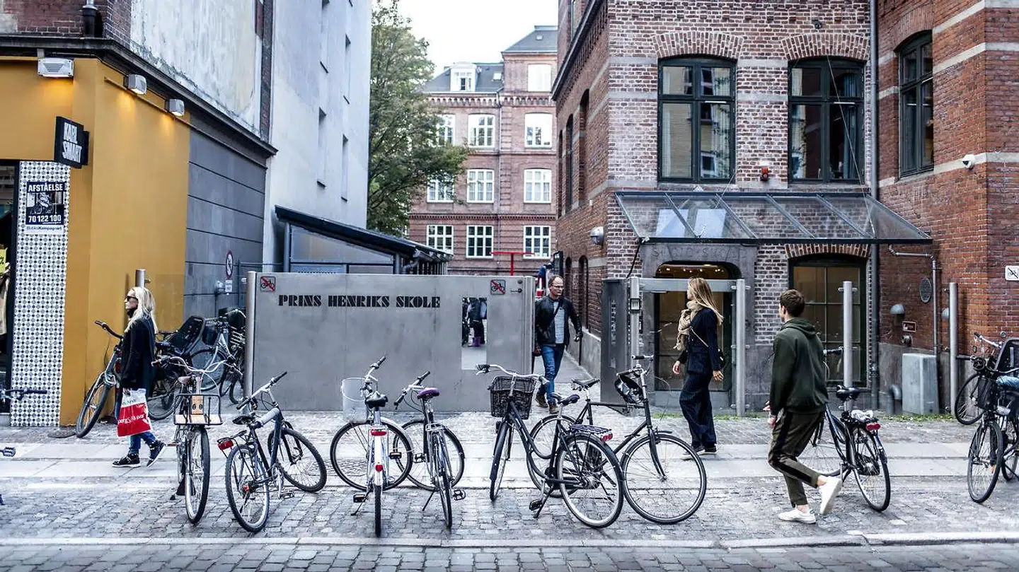 Prins Henriks Skole ligger på Værnedamsvej på Frederiksberg.