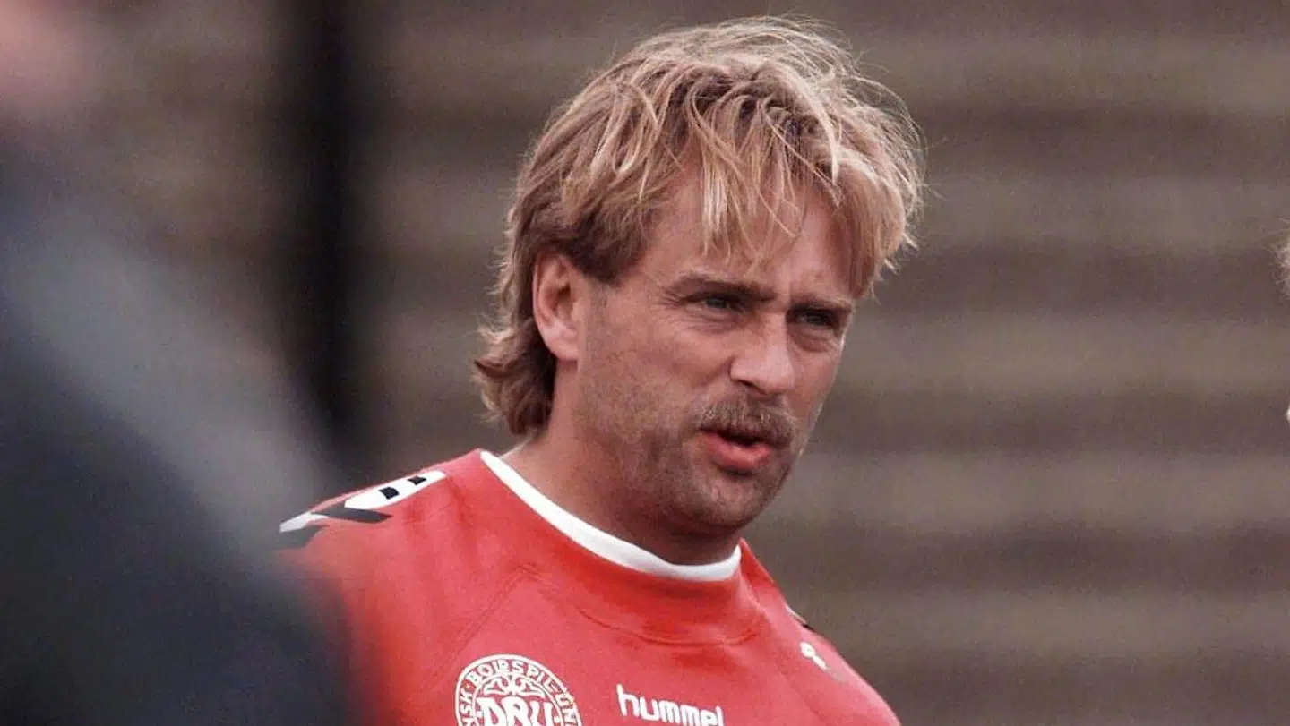 Lars Høgh med landsholdet i 1996. Han er aktuel med bogen 'Der er antal på alt' skrevet med Jakob Kvist.