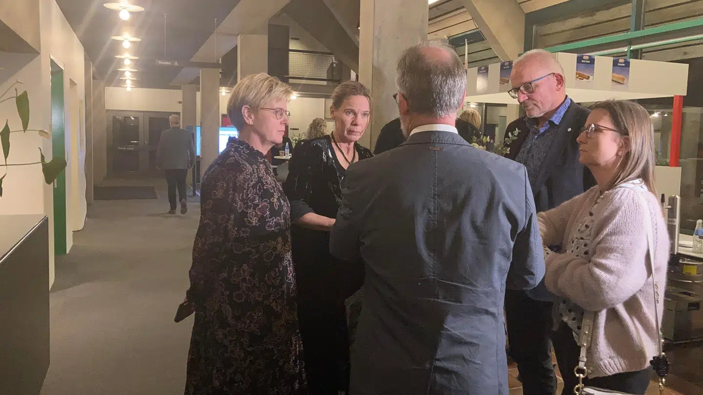 Ulla Astman (S) og resten af rød blok så mere og mere bekymret ud, som resultaterne kom ind, og som V og C forhandlede om formandspost med DF.