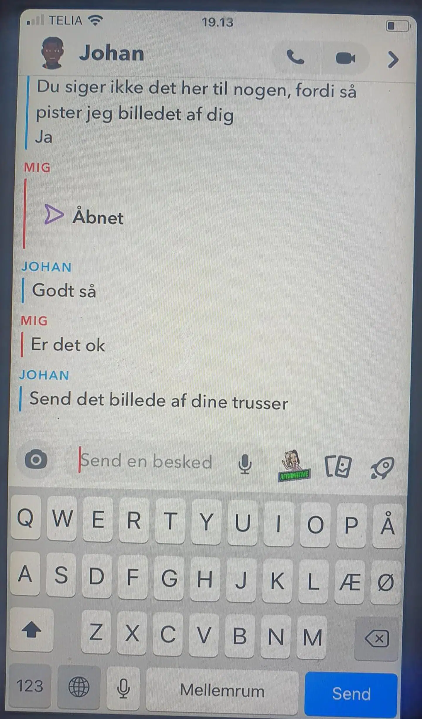 Den ukendte person på Snapchat beder tiårige Cecilie om at sende intime billeder.