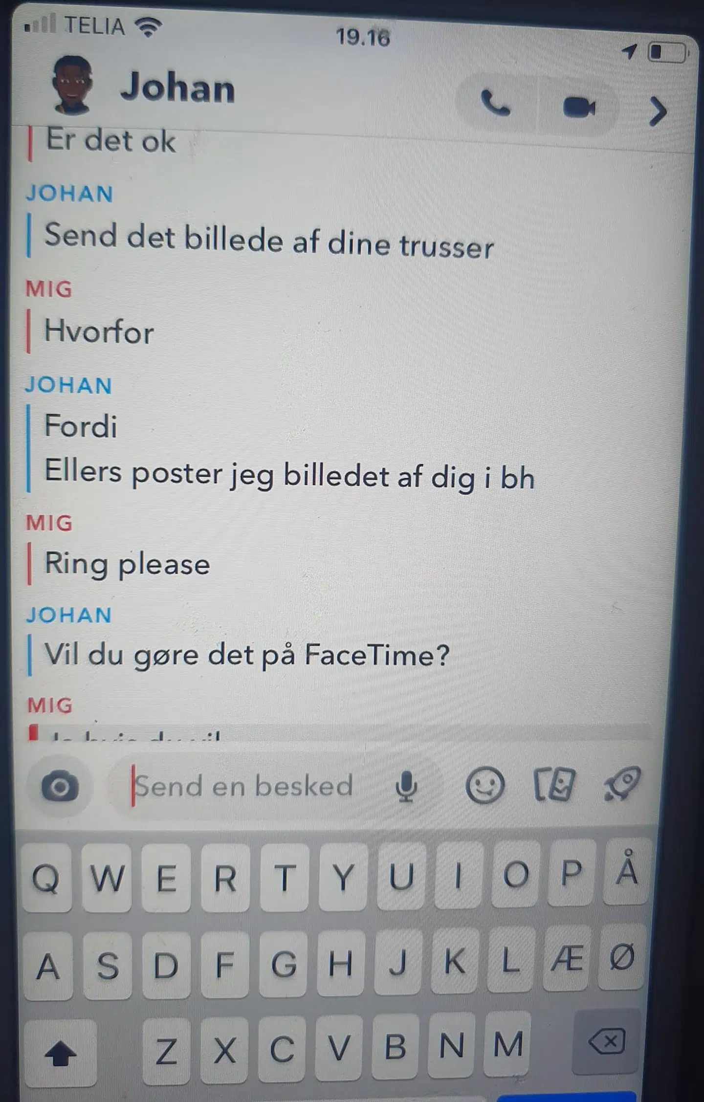 Stine Fredsted overtager mobilen og skriver med Snapchat-personen.