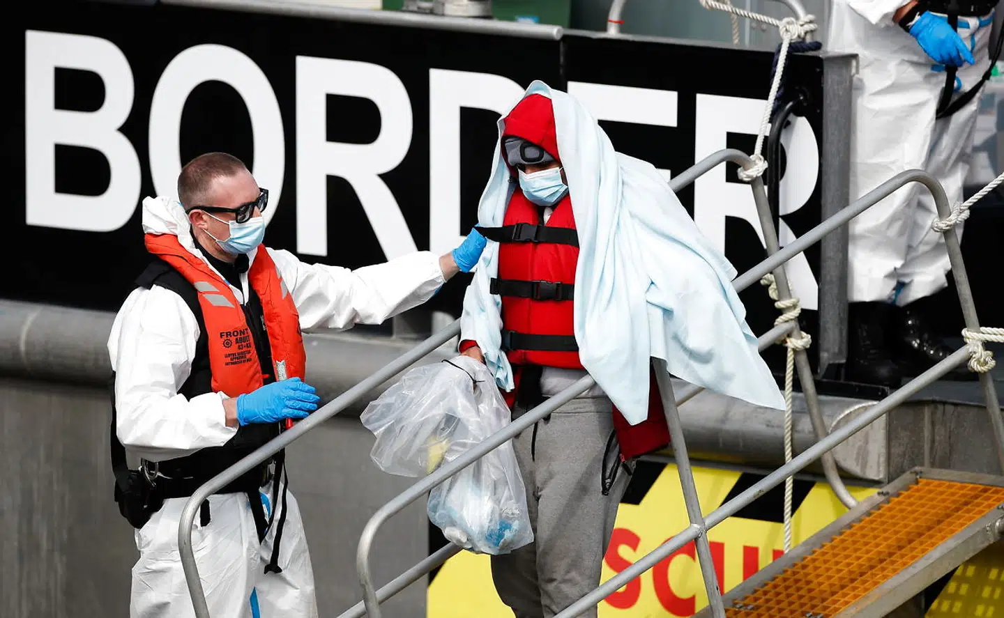 Storbritannien beskylder Frankrig for at vende det blinde øje til problemet. Her ankommer en migrant til Dover og bliver modtaget af de britiske grænsemyndigheder.