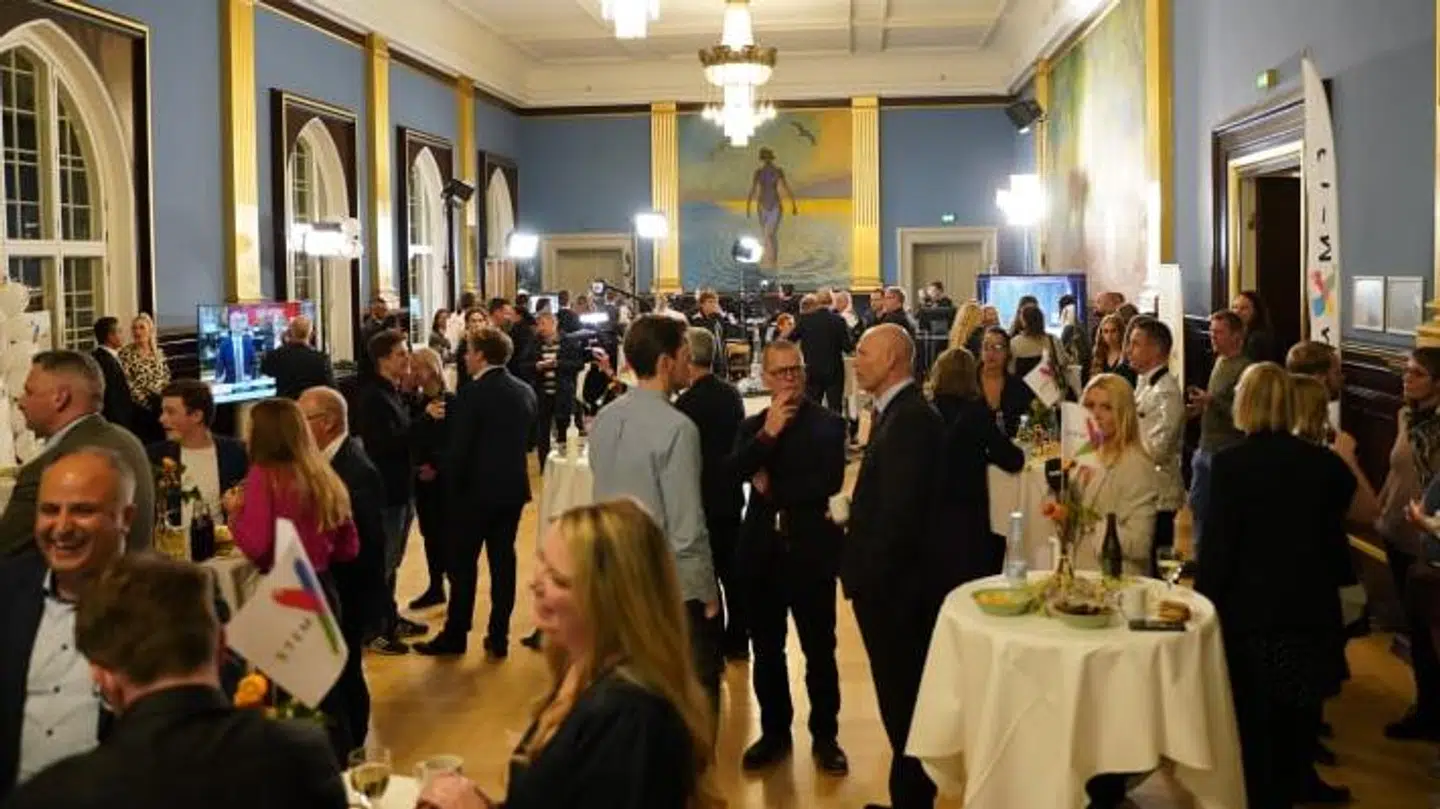 Mens stemmerne til dette års kommunalvalg stadig blev talt op, var der masser af god stemning på rådhuset. Foto: Kent Koll Rasmussen/Byrd.
