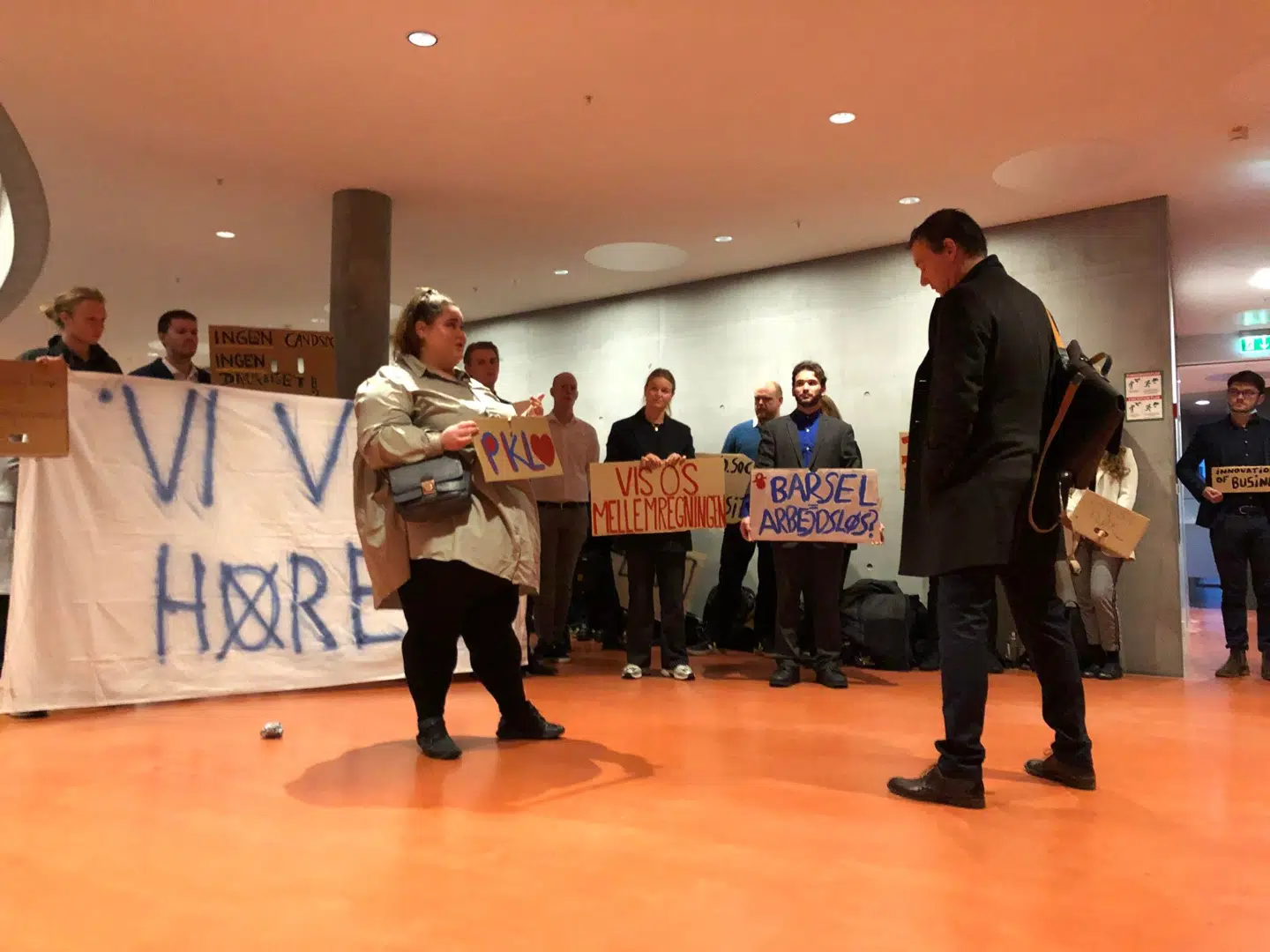 De studerende vil høres, fremgår det på deres skilte.