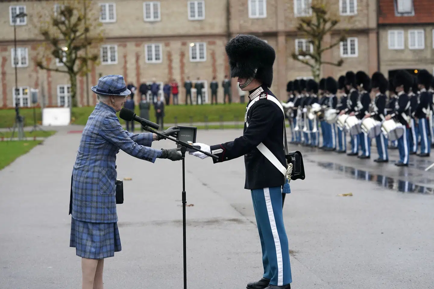 Dronning Margrethe overrækker Dronningens Ur til garder Emil Damsgaard Sørensen på Livgardens Kaserne i København.