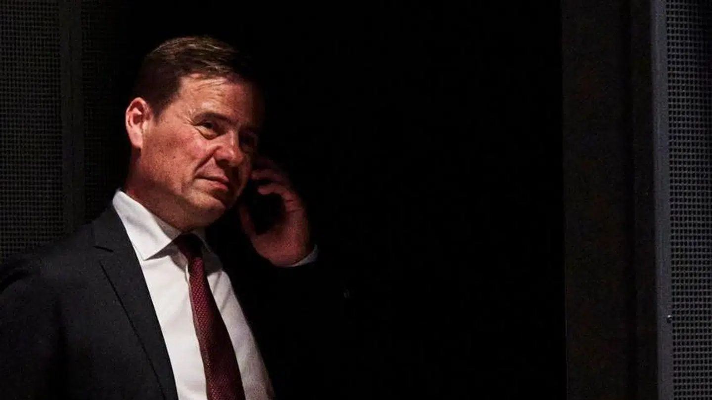 Siddende borgmester, Thomas Kastrup Larsen(S) trak sig fra de andre politikere på valgnatten undervejs. Måske for at tænke og tale om andre konsitueringer. Foto: Nicolas Cho Meier, Byrd