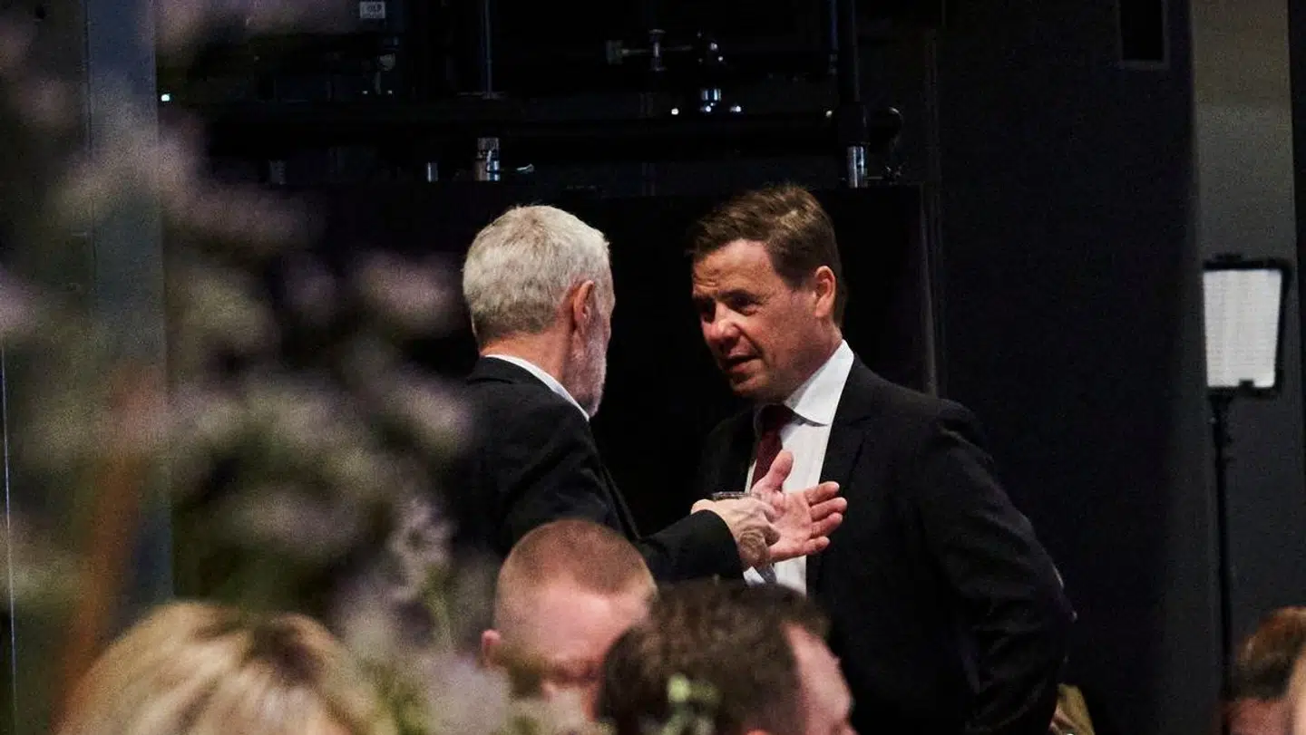 Magtspillet igang allerede kl. 21:30. Jes Lunde(RV) og Thomas Kastrup Larsen(S), borgmester, lægger planer for konstitueringen, da S bløder stemmer og den rutinerede Jes Lunde og RV vejrer politiske morgenluft i de sene timer. Foto: Nicolas Cho Meier/Byrd