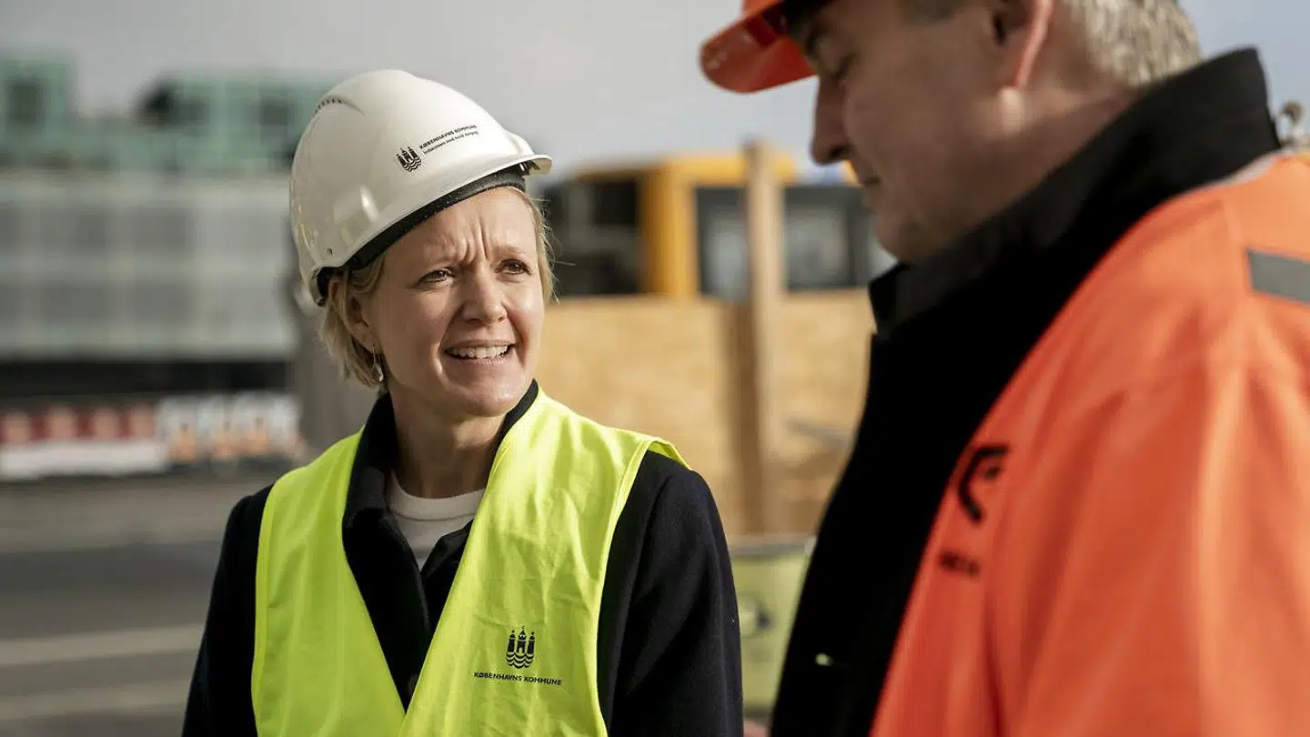 Beskæftigelses- og integrationsborgmester Cecilia Lonning-Skovgaard (V) vil også de kommende fire år få sin frisure ødelagt på jævnlig basis. Hun skal nemlig fortsat bære sikkerhedshjem, når hun besøger de københavnske byggepladser.