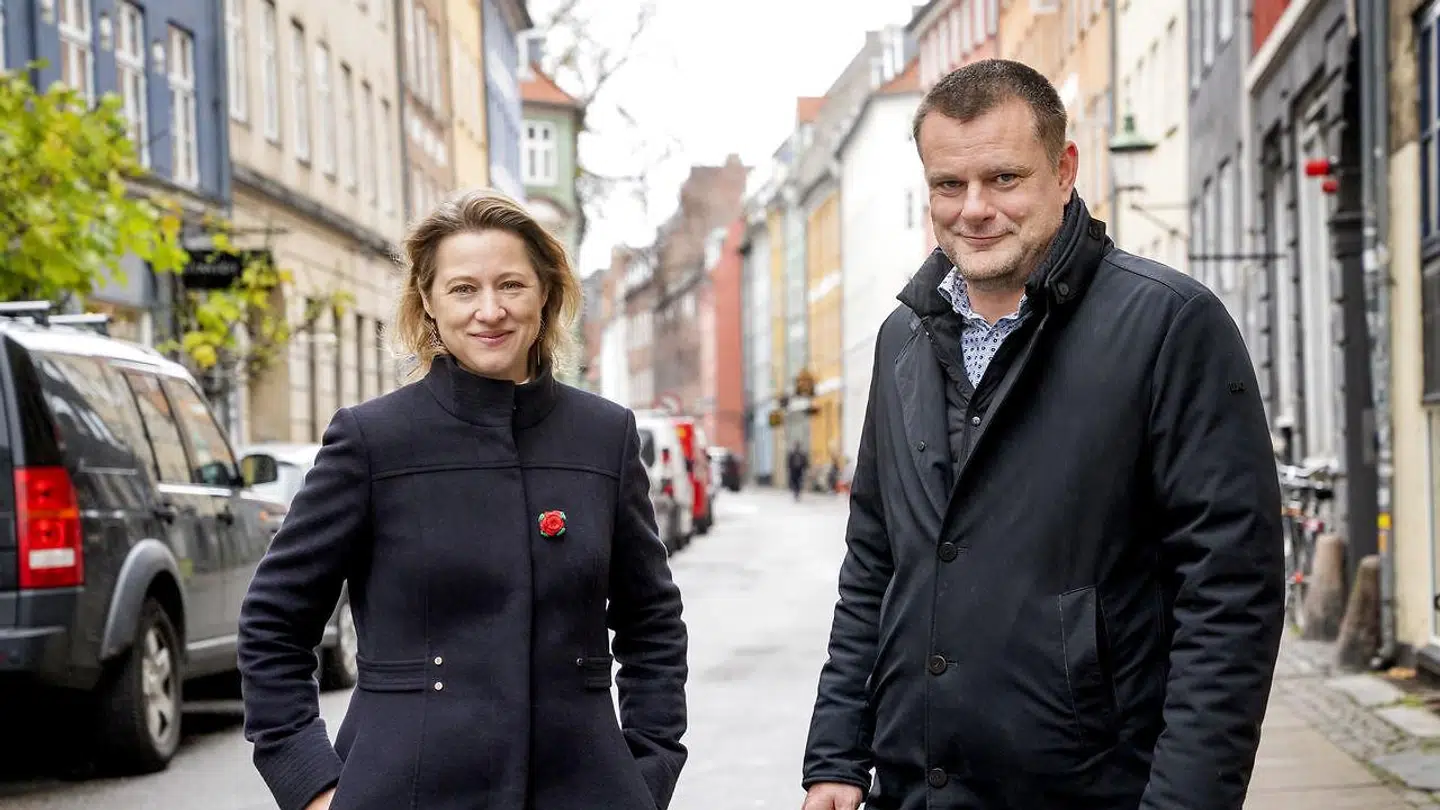 Lars Weiss giver stafetten videre til Sophie Hæstorp Andersen. Her ses de sammen i Indre By, hvor Socialdemokratiet har planer om at indføre en nulemissionszone, så kun el- og hybridbiler kan køre gennem.