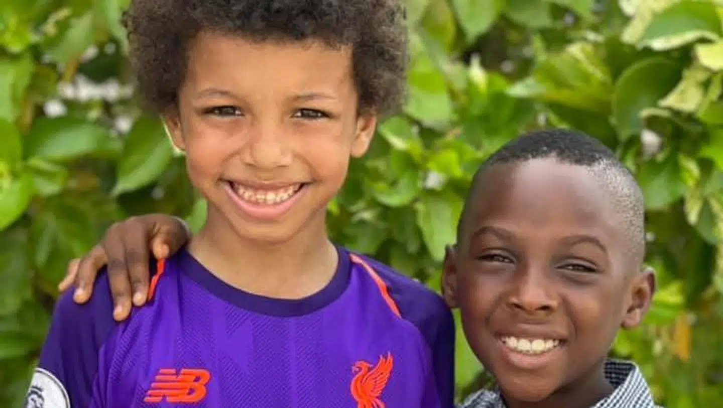 Den lille magre heksedreng Hope, som Anja reddede under en aktion i 2016, er i dag sund og rask og gode venner med hendes egen søn, David Jr.