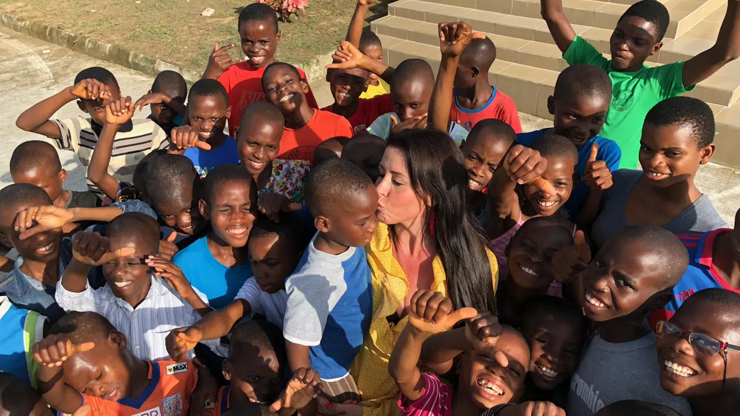 Anja Ringgren Lovén sammen med nogle af de 80 børn, der i øjeblikket bor på børnehjemmet Land of Hope.