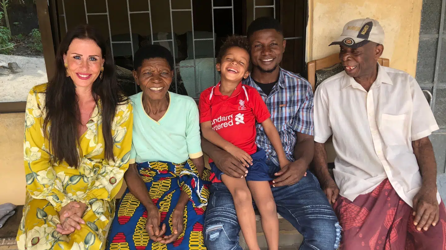 Anja Ringgren Lovéns svigerforældre var ikke meget for, at deres søn havde fundet en dansk kæreste. Men da først deres søn, David Jr., kom til verden, tøede de op. Her ses svigerforældrene sammen med Anjas kæreste og søn.