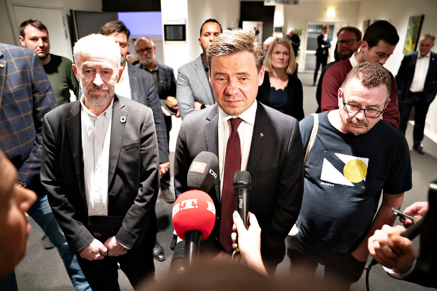 Aalborgs borgmester Thomas Kastrup-Larsen fortsætter som borgmester støttet af bla. Jes Lunde fra Radikale og Per Clausen fra Enhedslisten på valgaftenen i Aalborg Kongres og Kulturcenter, tirsdag den 16. november 2021. Der stemmes til Regionrådsvalg og Kommunalvalg den 16. november i Danmark