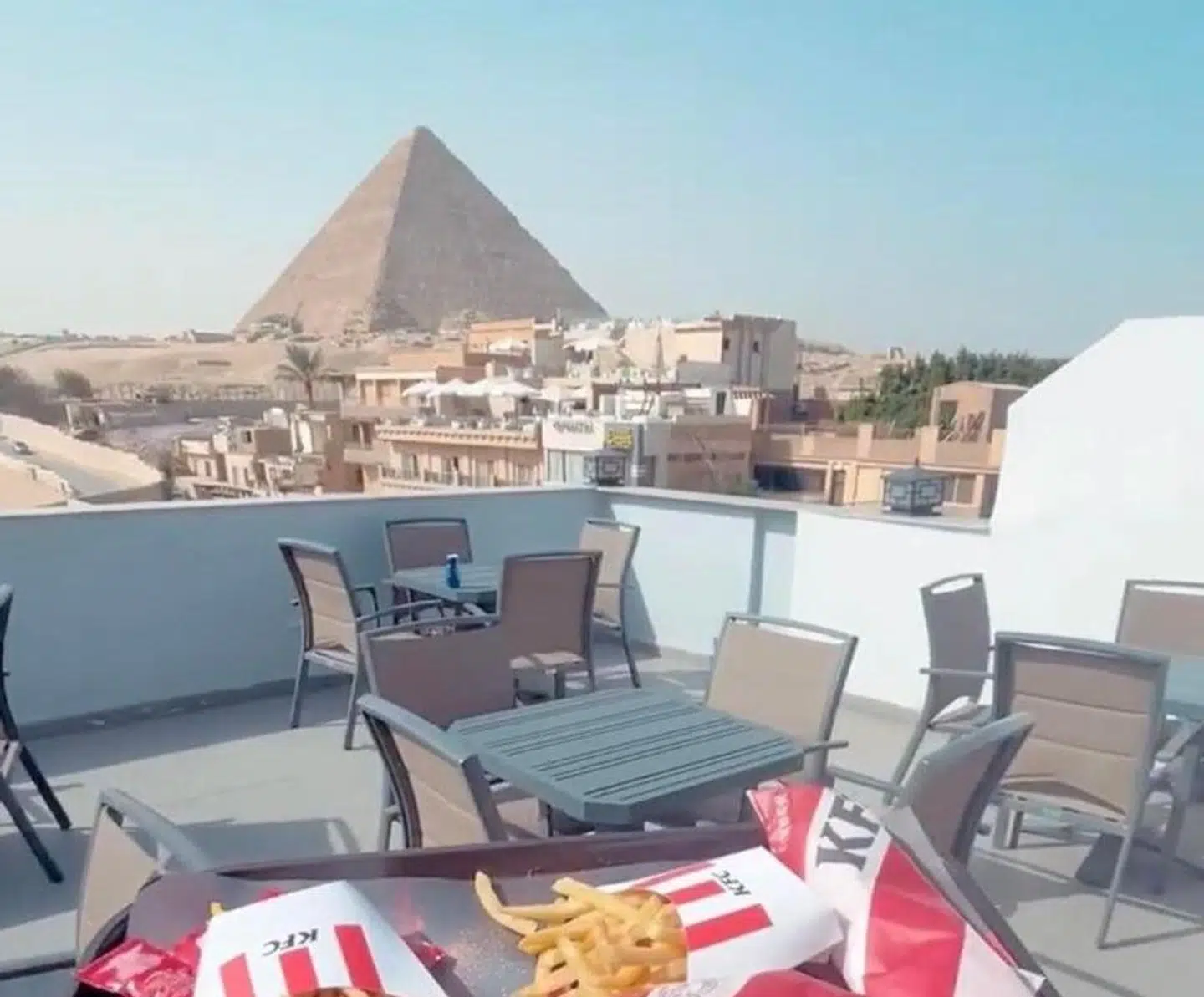 En rejseblogger har lavet en video på TikTok, der er gået viralt. Her viser hun udsigten over pyramiderne fra en KFC-restaurant.