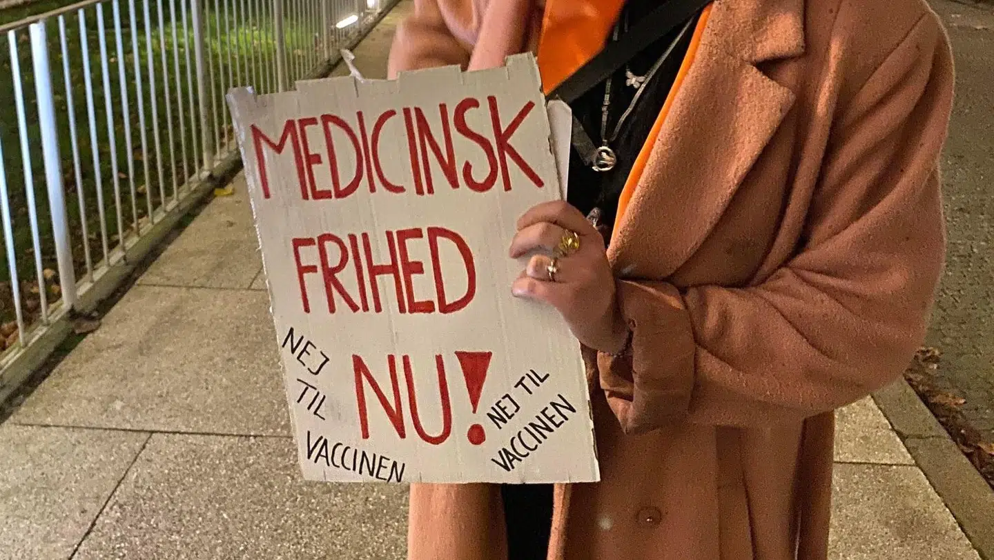Skiltet, Vivian Anita Alexandru havde medbragt, hvor der stod 'medicinsk frihed nu'.