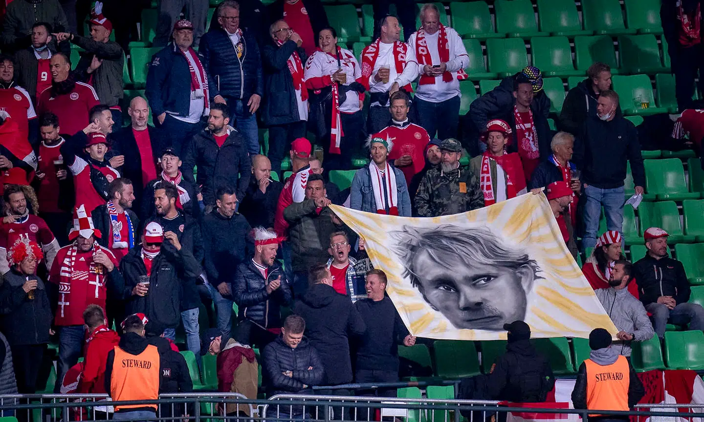 De danske fans har ofte hyldet Lars Høgh, som har været tilknyttet landsholdet som målmandstræner i årevis. Her hiver de et banner frem med et portræt af Lars Høgh under VM-kvalifikationskampen mellem Moldova og Danmark.