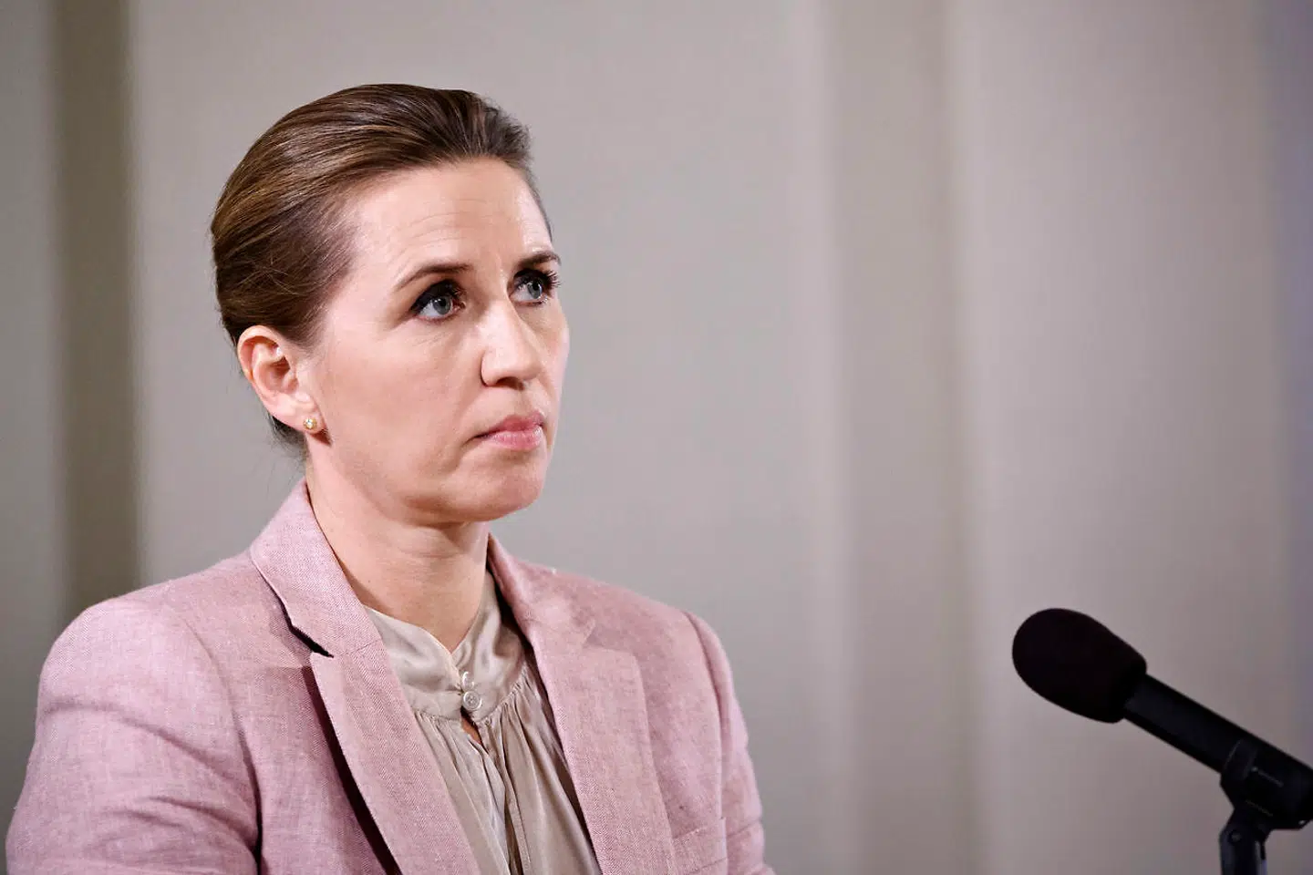 Statsminister Mette Frederiksen (S) taler med pressen på et doorstep efter spørgetime med statsministeren i Folketingssalen på Christiansborg i København, tirsdag den 9. november 2021.. (Foto: Philip Davali/Ritzau Scanpix)