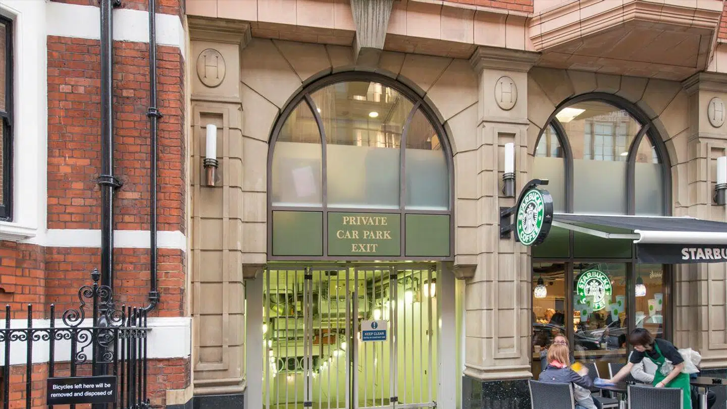 Parkeringsbåsen, der er til salg, er placeret på niveau B3, som er to plan under jorden.